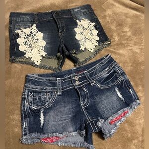 2 pairs Jean shorts
Sz 5
Almost Famous
Hot Kiss
